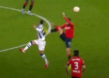 Branič “ubojice”, leteći nogomet na leđima