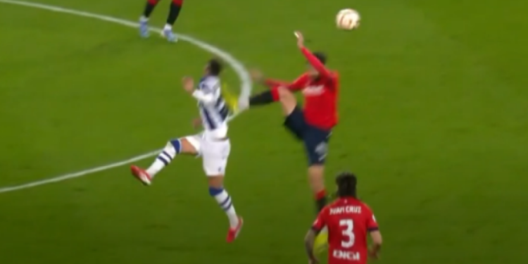 Branič “ubojice”, leteći nogomet na leđima