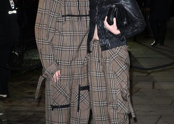 Brooklyn Beckham i supruga Nicola Peltz Kanaliziraju svoje poznate roditelje David i Victoria dok nose odgovarajuće odjeće s Burberry Showom tijekom Londonskog tjedna mode