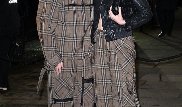 Brooklyn Beckham i supruga Nicola Peltz Kanaliziraju svoje poznate roditelje David i Victoria dok nose odgovarajuće odjeće s Burberry Showom tijekom Londonskog tjedna mode