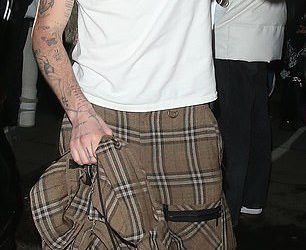 Brooklyn Beckham i supruga Nicola Peltz Rock odgovarajućim hlačama dok napuštaju zvijezde Burberry nakon zabave usred londonskog tjedna mode