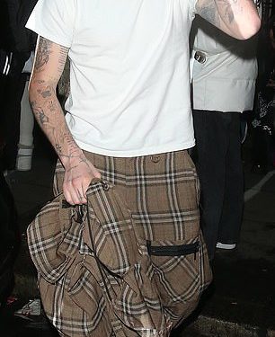 Brooklyn Beckham i supruga Nicola Peltz Rock odgovarajućim hlačama dok napuštaju zvijezde Burberry nakon zabave usred londonskog tjedna mode