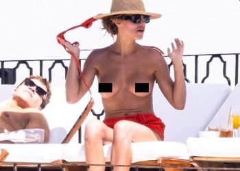 Brooks Nader ide na topless na plaži dok uživa u bijegu u Valentinovu u Meksiku