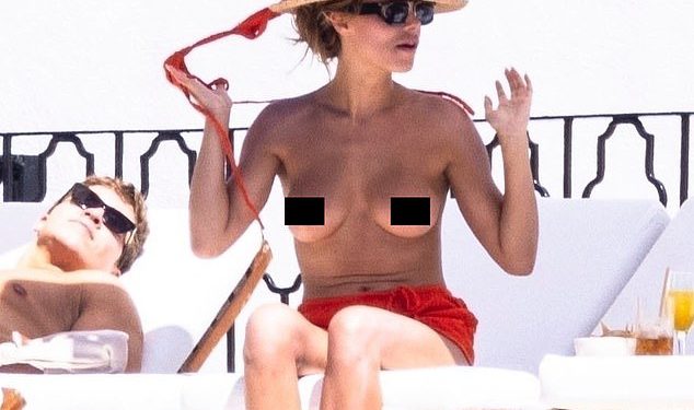 Brooks Nader ide na topless na plaži dok uživa u bijegu u Valentinovu u Meksiku