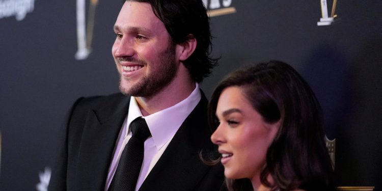 Buffalo Bills napadač Josh Allen, glumac Hailee Steinfeld hodao crveni tepih na NFL Honors