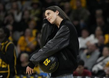 Caitlin Clark počast Iowa, jer njezin dres broj 22 umirovljen je njezin bivši fakultet u emocionalnoj ceremoniji