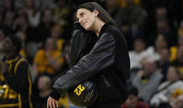 Caitlin Clark počast Iowa, jer njezin dres broj 22 umirovljen je njezin bivši fakultet u emocionalnoj ceremoniji