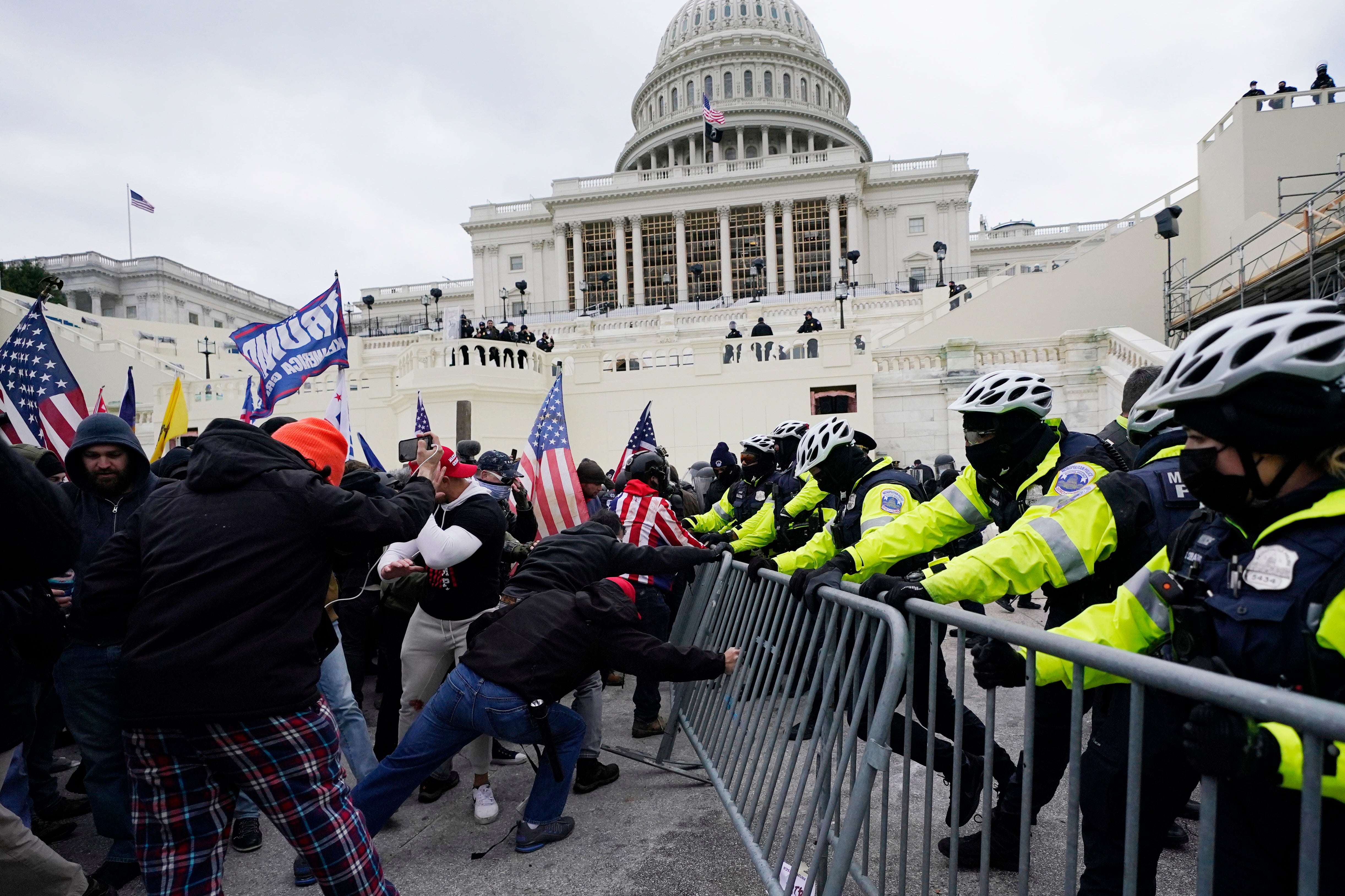 Ljudi koje je predsjednik Donald Trump pomilovao zbog svojih postupaka na neredu američkog Kapitola, dočekali su kao heroji na Konzervativnoj političkoj akciji (CPAC).