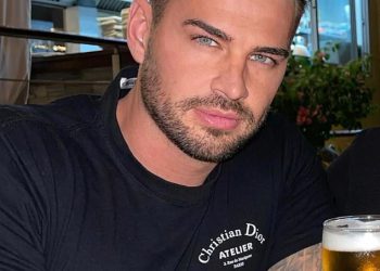 Carl Woods slams ex Katie Priceov IVF dokumentarni film kao “privlačenje pažnje” i tvrdi da je “nije bilo briga je li otac bebe broj šest”