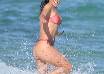 Chantel Jeffries Flaunts figura u ružičastom bikiniju dok postaje mokar i divlja na plaži u Miamiju