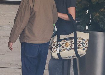 Charlize Theron koristi torbu za supermarket od 3 dolara Woolworths umjesto svoje dizajnerske tote od 720 dolara dok se smjestila u život u Australiji dok snima Netflix Triler