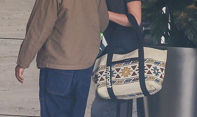 Charlize Theron koristi torbu za supermarket od 3 dolara Woolworths umjesto svoje dizajnerske tote od 720 dolara dok se smjestila u život u Australiji dok snima Netflix Triler