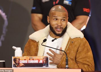Chris Eubank jr bijesi Conora Benna izdajući zloslutnu prijetnju svom ocu Nigelu nakon što ga je legenda boksa uhvatio za grlo zbog razbijanja jajeta nad svojim sinom