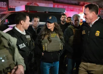 Čini se da Noem optužuje FBI za propuštanje planova za provođenje imigracije u LA -u