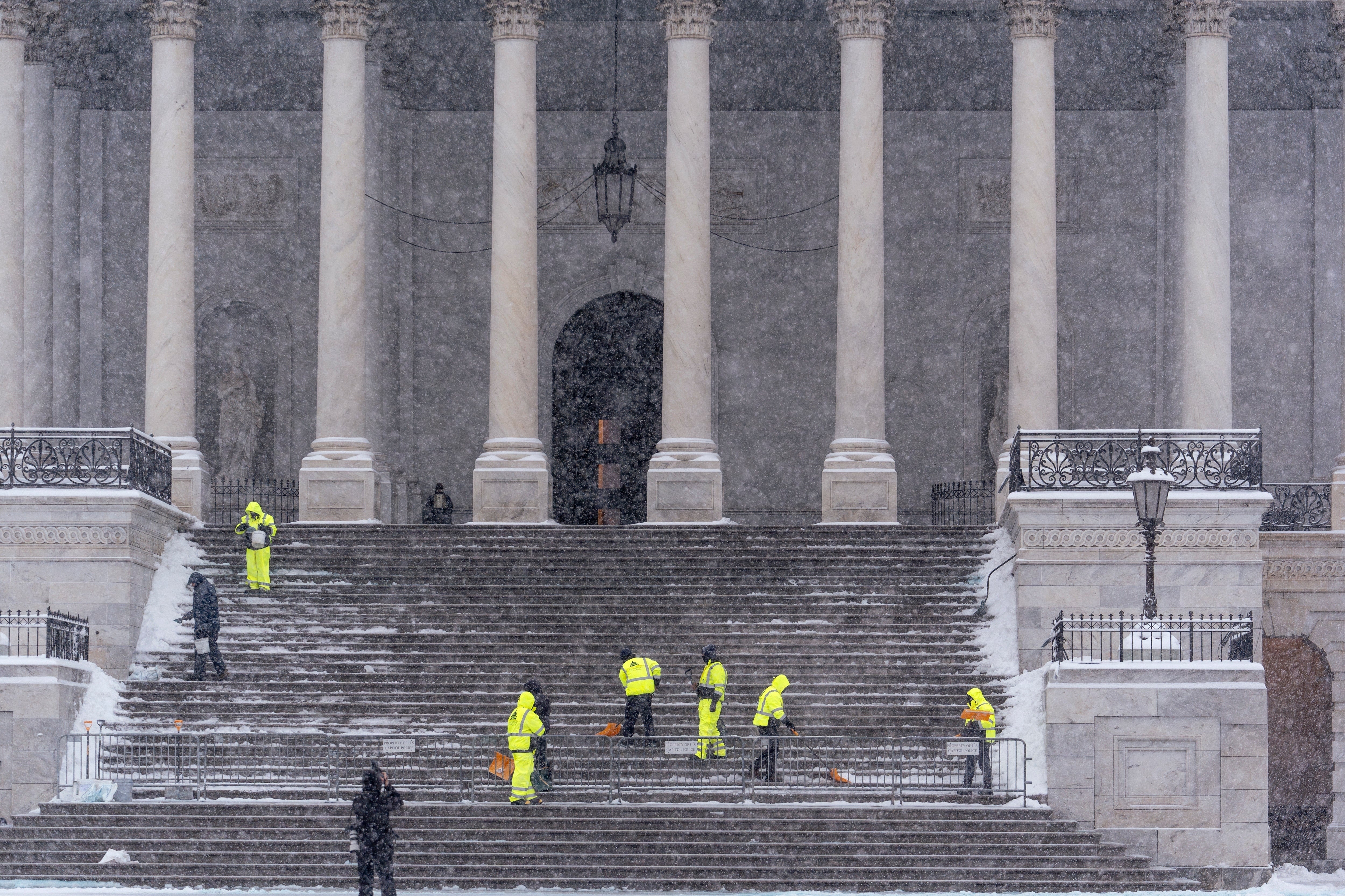 Radnici čisti korake na Kapitolu u Washingtonu, ponedjeljak, 6. siječnja 2025