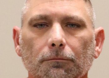 Čovjek pokreće napad na par u svojim 70 -ima nakon što pitaju o njegovom parkingu, kažu policajci