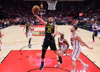 Curry i Butler natjeraju da ratnici lete. Vukovi zaustavljaju grmlje