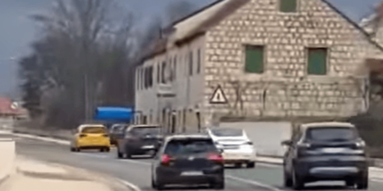 DIVLJAŠTVO NA CESTI SMRTI U DICMU ‘Golf rješava kolonu u naselju iza vozila autoškole’