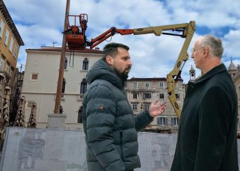DRAMA NA PJACI Kuzma Kovačić zvao policiju, građani u šoku: “Tužno je gledati kako uništavaju njegovo djelo”