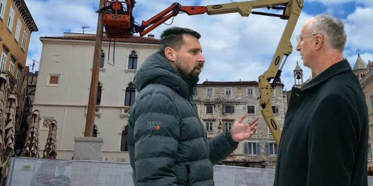 DRAMA NA PJACI Kuzma Kovačić zvao policiju, građani u šoku: “Tužno je gledati kako uništavaju njegovo djelo”