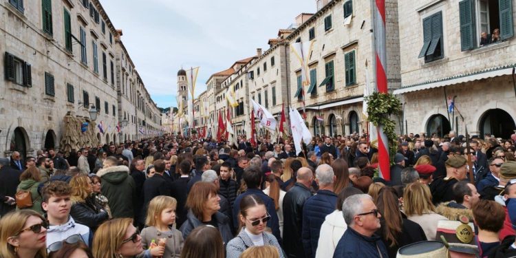 DUBROVNIK U ZNAKU ZAŠTITNIKA Danas je Kandelora: Svečano otvaranje Feste sv. Vlaha