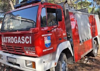 DVD Seget Vranjica prodaje vatrogasno vozilo i opremu