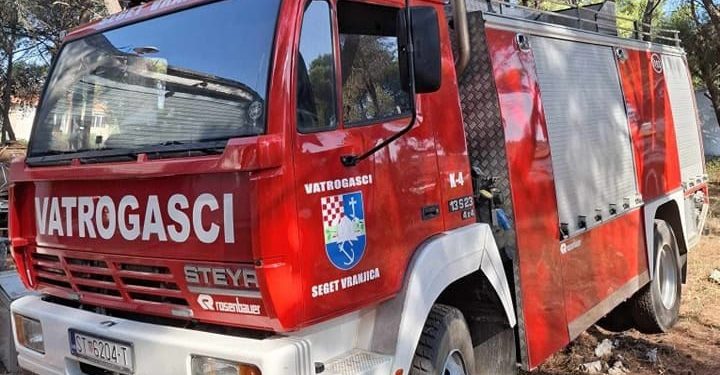 DVD Seget Vranjica prodaje vatrogasno vozilo i opremu