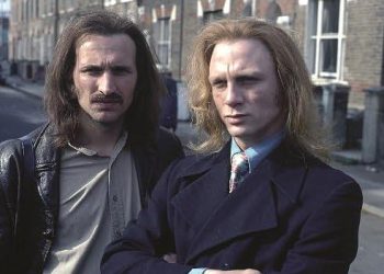 Daniel Craig izgleda neprepoznatljivo u ponovljenim slikama iz svoje rane slave s upečatljivo drugačijim izgledom