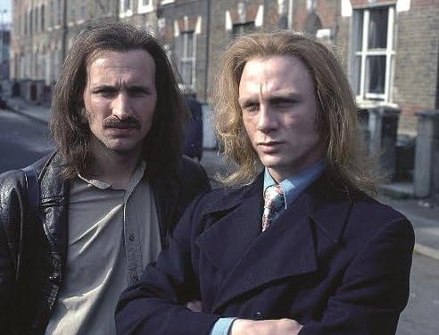 Daniel Craig izgleda neprepoznatljivo u ponovljenim slikama iz svoje rane slave s upečatljivo drugačijim izgledom