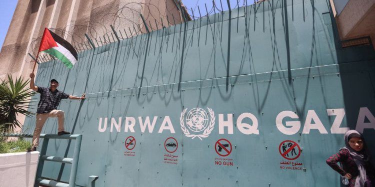 Danima prije nego što je Trump zaustavio financiranje, bivši izraelski talac otkriva da je održana u školi UNRWA u Gazi