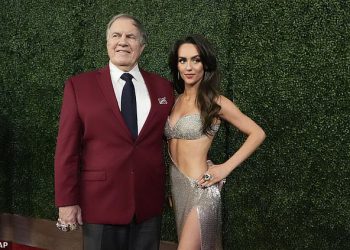 Djevojka Billa Belichicka Jordon Hudson, 24 godine, ponovno su glasine o angažmanu s vrlo rizičnim prikazom na NFL Honors