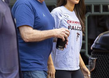 Djevojka Billa Belichicka Jordon Hudson brutalno trola sokolove prije nego što se sastane s šefom NFL -a Rogera Goodell -a