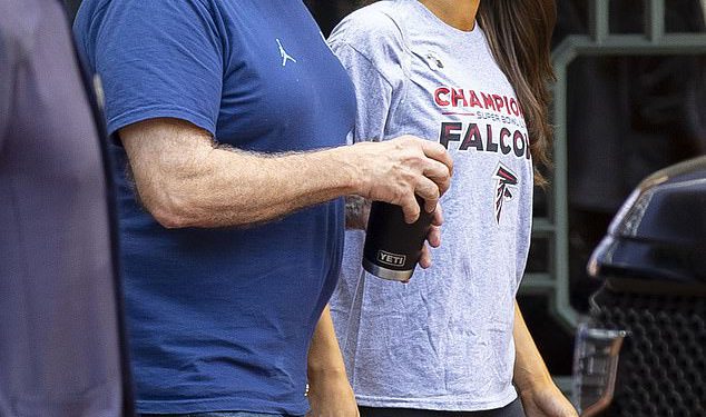 Djevojka Billa Belichicka Jordon Hudson brutalno trola sokolove prije nego što se sastane s šefom NFL -a Rogera Goodell -a