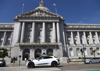 Doge Impersonators Storm San Francisco Gradska vijećnica tražeći osjetljive dokumente