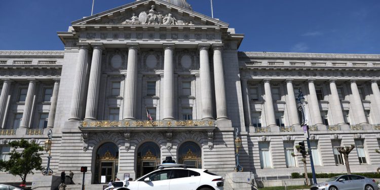 Doge Impersonators Storm San Francisco Gradska vijećnica tražeći osjetljive dokumente