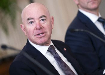 Domovinska sigurnost stavlja zaposlenike CISA -e na administrativni dopust, preispituje odbor za dezinformacije