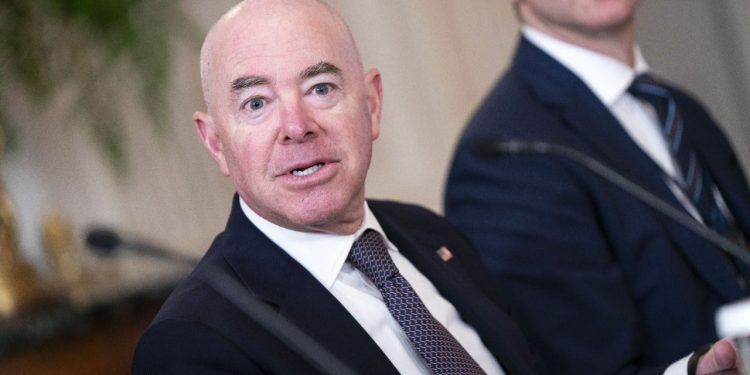 Domovinska sigurnost stavlja zaposlenike CISA -e na administrativni dopust, preispituje odbor za dezinformacije