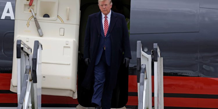 Donald Trump smatra da kupuje rabljene zrakoplove Boeing kao zrakoplovne snage usred kašnjenja