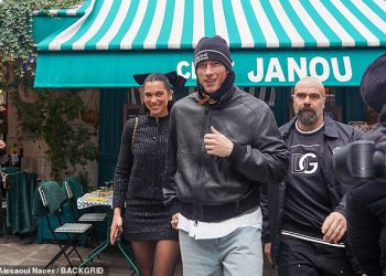 Dua Lipa bljesne svoj zaručnički prsten dok se vidi na romantičnom izlasku s Callum Turner u Parizu