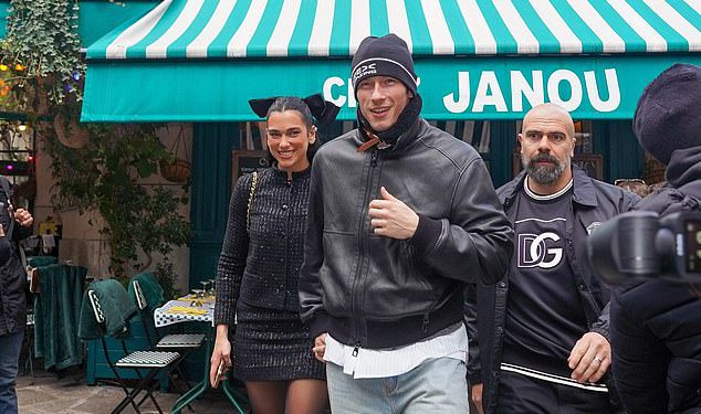 Dua Lipa bljesne svoj zaručnički prsten dok se vidi na romantičnom izlasku s Callum Turner u Parizu