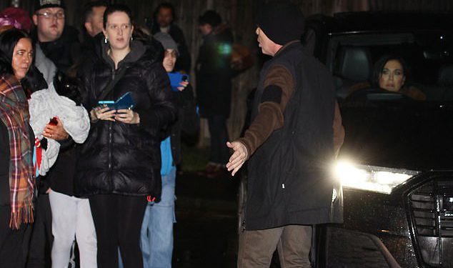 EastEnders ‘Adam Wooyatt’ ulazi u svađu s obožavateljima ‘napuštajući Boozy nakon Show Party-a sa suigračicom Jessie Wallace