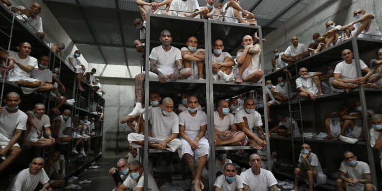 El Salvador želi pritvoriti deportise, uključujući američke građane, u zloglasnom terorističkom zatvoru ‘Tropska gulag’