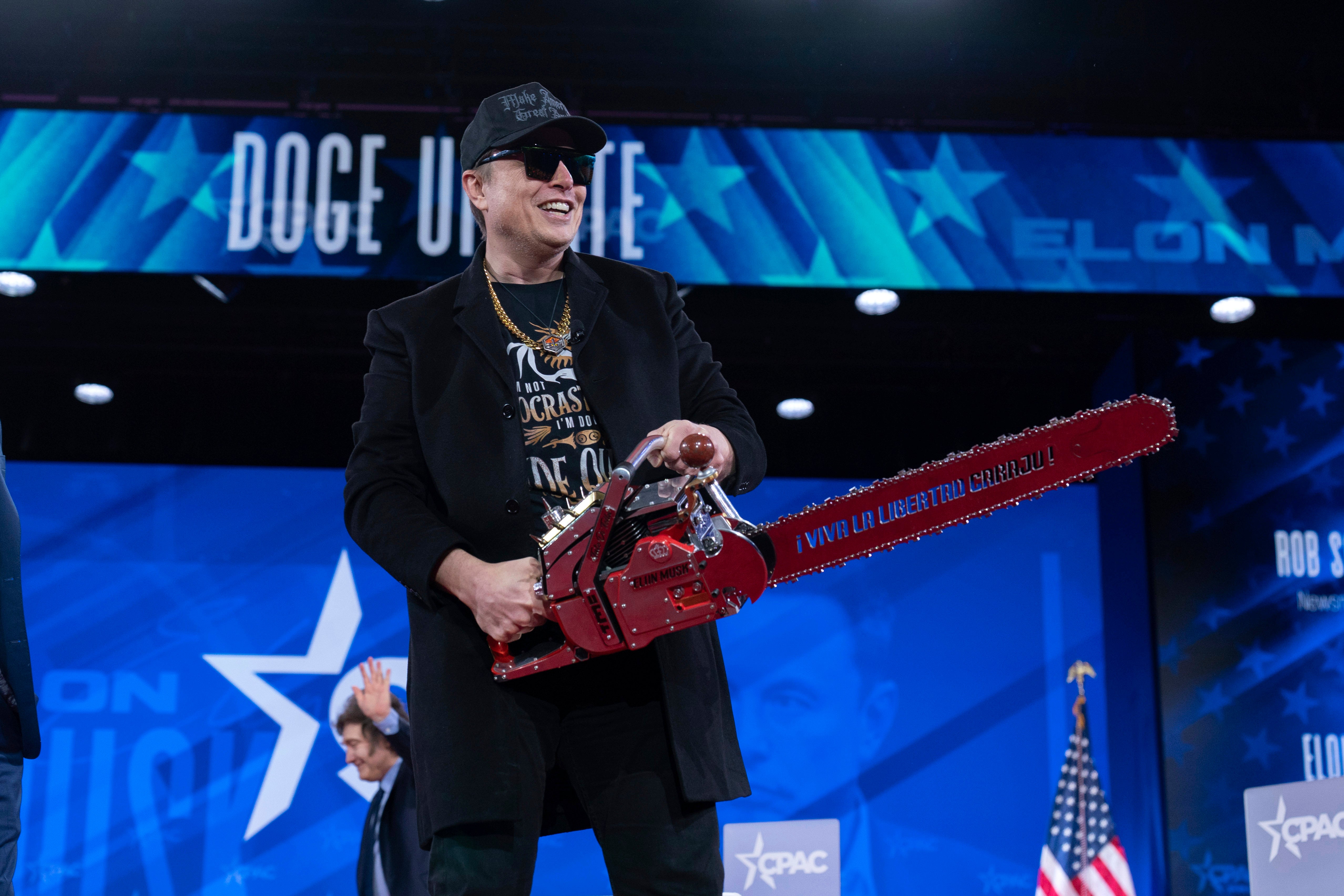 Elon Musk je na pozornici na pozornici konzervativna konferencija CPAC -a izrađivao motornu pilu