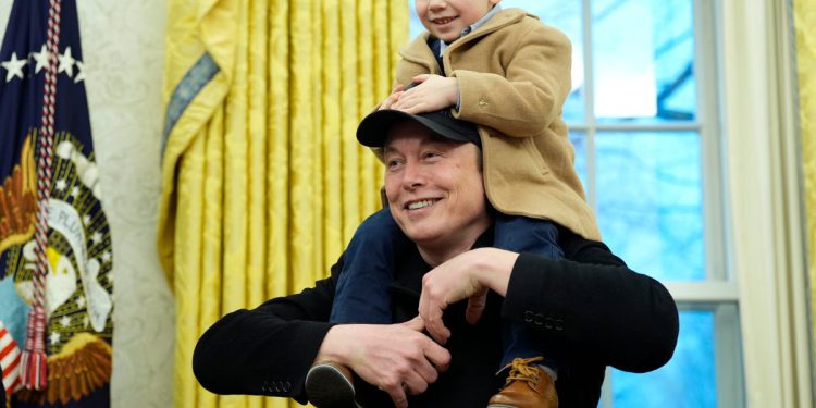 Elon Musk razbija tišinu nakon što Maga influencer Ashley St Clair tvrdi da je rodio 13. dijete