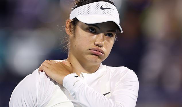 Emma Raducanu trpi još jedan grozan izlaz iz prvog kruga na Abu Dhabi Openu – s Britanom je izgubila u izravnim setovima danima nakon što je započela potragu za sedmom trenerom u karijeri