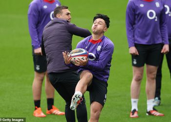 Engleska ‘ne može bin’ Marcus Smith na broj 15, kaže pomoćni trener Kevin Sinfield nakon što je pretvorio borbe protiv šest nacija u cijelom baku