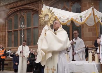 Euharistijska procesija napravila proboj na ulicama Irske: ‘Tisuće ljudi došlo, Isus obilazi svijet’