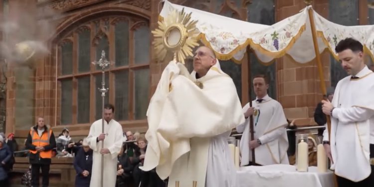 Euharistijska procesija napravila proboj na ulicama Irske: ‘Tisuće ljudi došlo, Isus obilazi svijet’