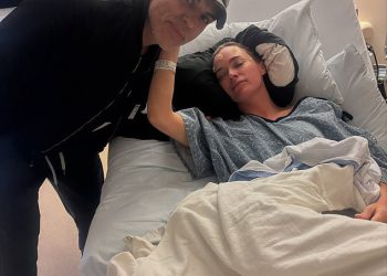 Ex Edwin Arroyave iz Teddija Mellencampa daje se ometanje nakon što je bila naporna operacija mozga kako bi uklonila tumore