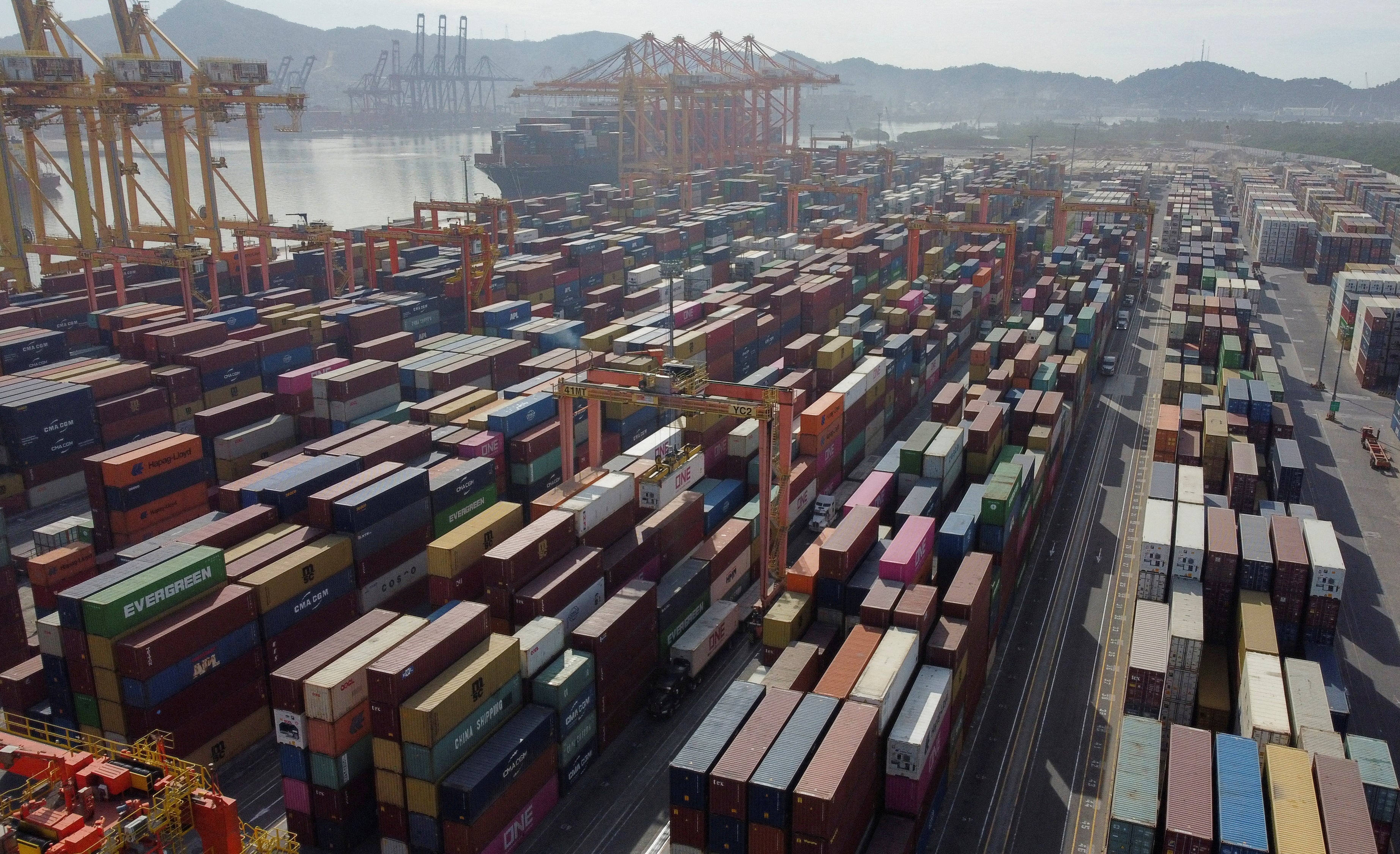 Drone View pokazuje kontejnerski promet u Manzanillo Seaport, u Meksiku